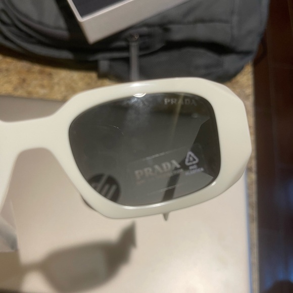 BRAND NEW AUTHENTIC PRADA SUNGLASSES - Picture 4 of 10